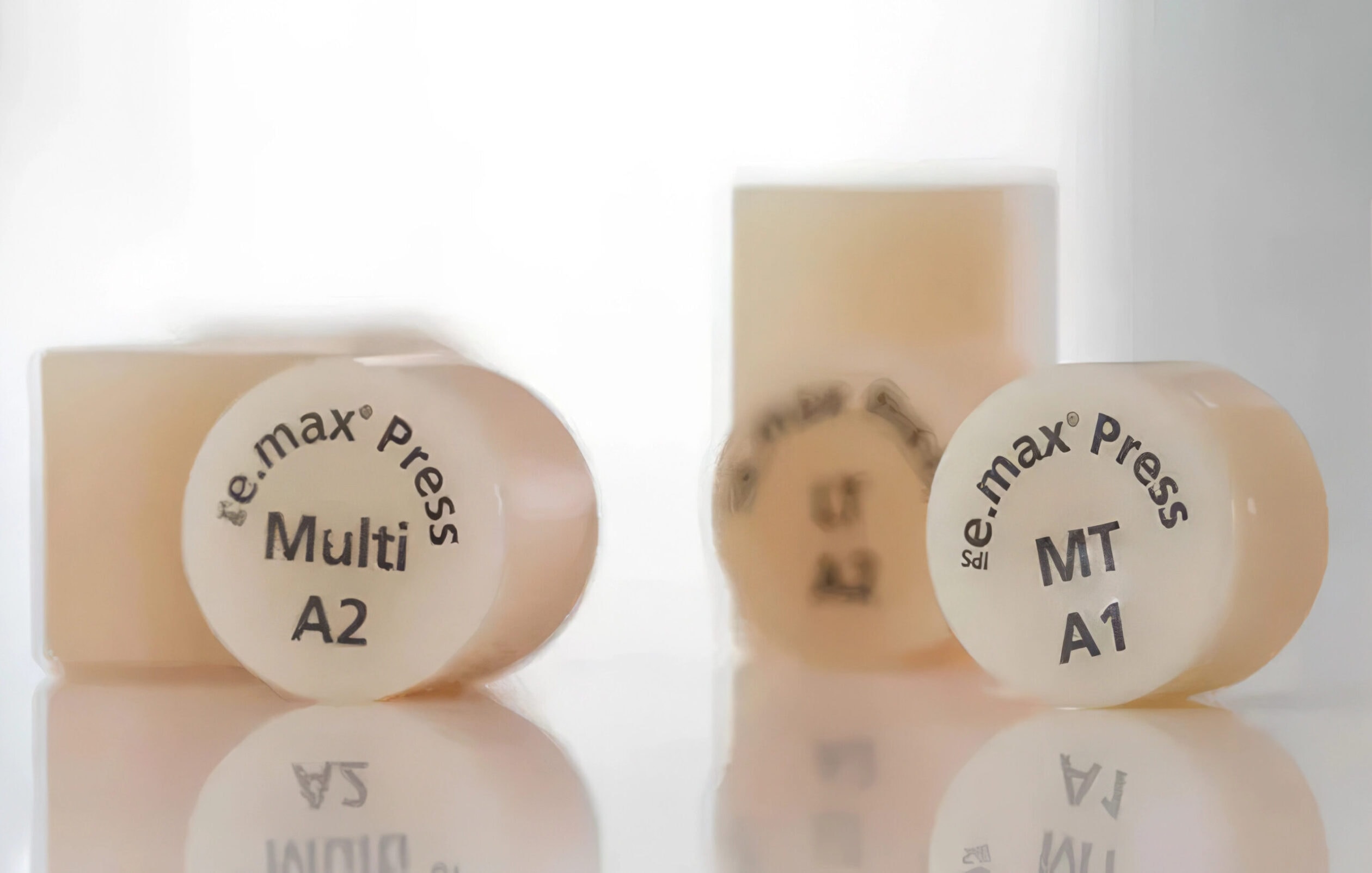 Couronne E-max : Empress – Prothèse dentaire haut de gamme, 100% céramique, pour une restauration esthétique et durable 2